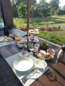 una mesa de picnic con comida y bebidas. en B&B Gellick, en Lanaken