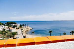 vistas a la playa y al océano desde un edificio en Atico Sant Jordi en L'Ampolla