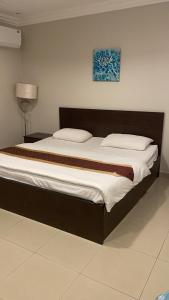 a large bed in a room with acknowled at شقق المربعة للشقق المخدومة in Ruqaiqah