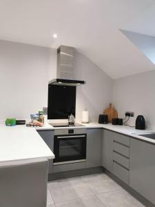 Köök või kööginurk majutusasutuses Modern 3-Bed Apartment in Magherafelt Sleeps 8