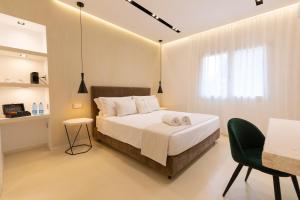 1 dormitorio con 1 cama y 1 silla en Double A Luxury Room en Olbia