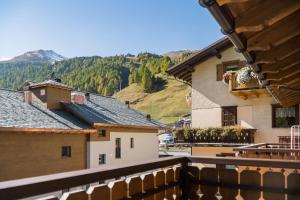 einen Balkon mit Bergblick in der Unterkunft Appartamenti Rin Gemel in Livigno