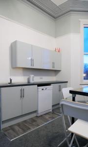 Een keuken of kitchenette bij Windham ApartHotel by Serviced Living Liverpool