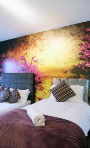 Tempat tidur dalam kamar di Windham ApartHotel by Serviced Living Liverpool