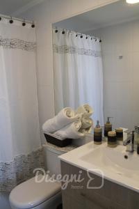Ein Badezimmer in der Unterkunft Departamento Av del Mar La Serena Disegni 01