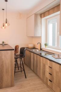 Kuchyň nebo kuchyňský kout v ubytování Galaxy Apartments