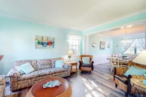 una sala de estar con un sofá y una mesa en Wedgefield -- 1 Wedgefield, en Ocean View
