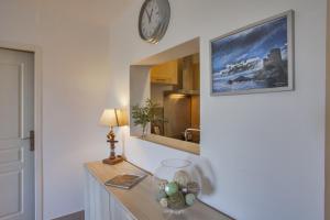 Zimmer mit einem Tisch und einer Uhr an der Wand in der Unterkunft Domaine Ghjulia in Patrimonio