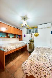 ein Schlafzimmer mit zwei Betten und einer Decke in der Unterkunft Vivienda Turística La Huerta in Guadalcanal + 36 Fotos