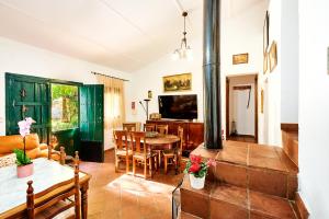 ein Wohnzimmer mit Tisch und ein Esszimmer in der Unterkunft Vivienda Turística La Huerta in Guadalcanal