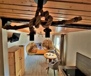 sala de estar con techo de madera y mesa en Siggis Pension - Apartments, en Ostseebad Sellin