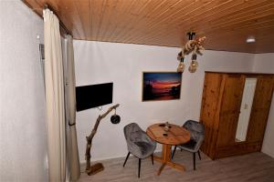 ein Esszimmer mit einem Tisch und Stühlen in der Unterkunft Siggis Pension - Apartments in Ostseebad Sellin