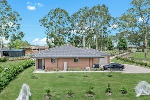 uma casa com um carro estacionado num quintal em Mala Retreat Chardonnay Studio Immaculate and Comfortable em East Maitland