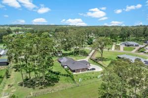 uma vista aérea de uma casa com um quintal em Mala Retreat Chardonnay Studio Immaculate and Comfortable em East Maitland