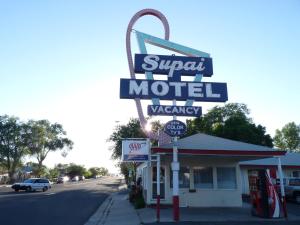 una señal para un motel al lado de una calle en Supai Motel, en Seligman