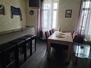 コルマールにあるResidence du Galtzのキッチン(木製のテーブル、椅子、カウンター付)