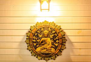 a gold plaque on the wall of a building at Pousada Casa do Oscar in Governador Celso Ramos