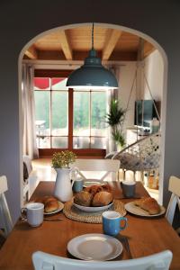een tafel met borden eten erop bij Hyggeliges Ferienhaus am Waldrand „das Filznhaus“ in Raubling