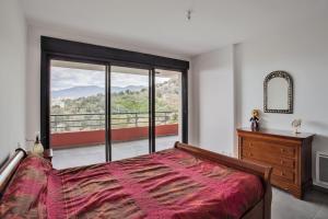 バスティアにあるCasa San Ghjiséのベッドルーム1室(ベッド1台、大きな窓付)