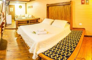 a bedroom with a large bed in a room at Pousada Casa do Oscar in Governador Celso Ramos