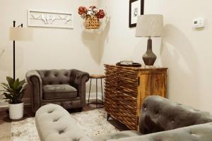 The Nest in 5 Points, Downtown, Walk to Everything的休息区