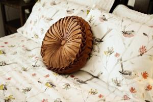 The Nest in 5 Points, Downtown, Walk to Everything客房内的一张或多张床位