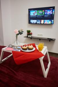 uma mesa com um prato de queques num cobertor vermelho em RV Old City Apartment Velyka Vasylkivska,28 em Kiev