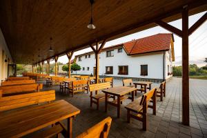 Rašovice的住宿－Na Zeleném statku，一座带木凳和桌子的庭院以及一座建筑