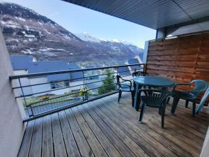 a balcony with a table and chairs and a view at Studio du Benat in Luz-Saint-Sauveur