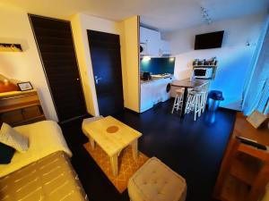 een woonkamer en een keuken met een bank en een tafel bij Studio du Benat in Luz-Saint-Sauveur
