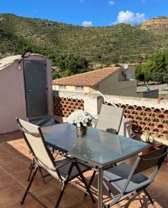 una mesa y sillas en un patio con vistas en Apartamentos Casa Anselmo EL TERRAO 