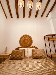 1 dormitorio con 1 cama grande y 2 almohadas en Apartamentos Casa Anselmo EL TERRAO 