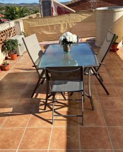 Losa del ObispoにあるApartamentos Casa Anselmo EL TERRAOのガラステーブル(椅子2脚付) +9枚の写真