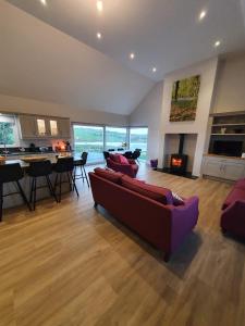 sala de estar amplia con sofá y comedor en Claragh Cottage en Cavan