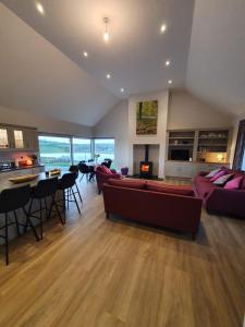 sala de estar amplia con sofá y mesa en Claragh Cottage, en Cavan