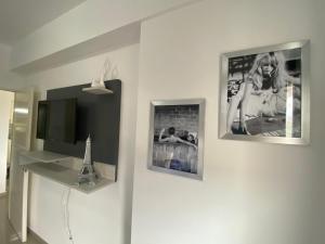 サンフアンにあるPatio San Ignacio IIの壁にテレビが備わる2枚の写真付きの部屋 +12枚の写真
