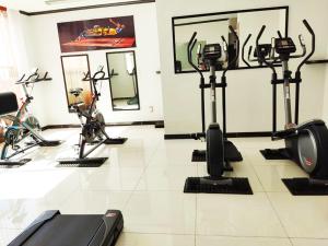 einen Fitnessraum mit Fahrrädern und Trainingsgeräten in einem Zimmer in der Unterkunft Hotel Mary Celaya in Celaya
