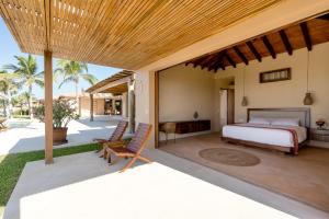 1 dormitorio en una villa con cama y patio en Casa Constantia Beach Front Villa, en Puerto Escondido 35 fotos más