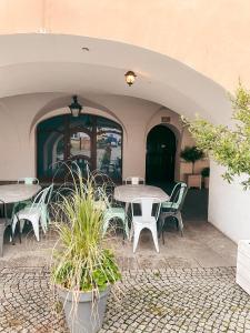 Reštaurácia alebo iné gastronomické zariadenie v ubytovaní FlowerLoft