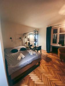 Posteľ alebo postele v izbe v ubytovaní FlowerLoft