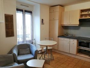 una cucina con un divano e un tavolo in una stanza di Appartement T2 RDC centre Vitré 35500 a Vitré