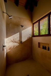 una habitación con el sol brillando a través de las ventanas en Casa Constantia Beach Front Villa, en Puerto Escondido