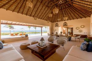 Una sala de estar abierta con vista al mar. en Casa Constantia Beach Front Villa, en Puerto Escondido