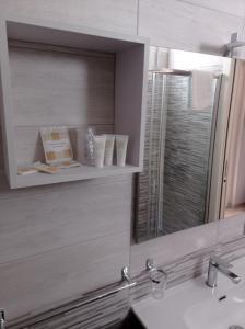 ein Bad mit einem Waschbecken und einem Spiegel in der Unterkunft B&B Albachiara in Senise