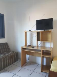 a desk with a television on top of it in a room at APARTAMENTOS EM TORRES in Torres