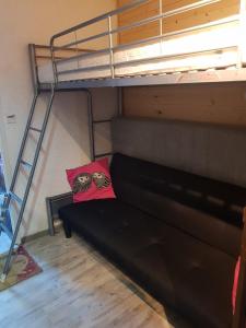 Litera en habitación con escalera en Studio pied des pistes 4 personnes, en Les Deux Alpes