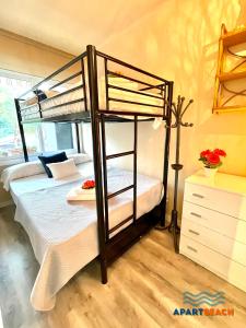 ein Schlafzimmer mit einem Etagenbett in einem Zimmer in der Unterkunft APARTBEACH SAYONARA 125 Climatizado y Piscina in Salou