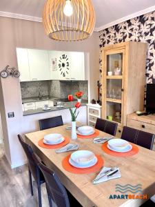 ein Esstisch mit Stühlen und eine Küche in der Unterkunft APARTBEACH SAYONARA 125 Climatizado y Piscina in Salou + 61 Fotos