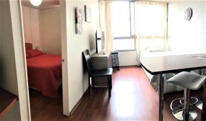 サンティアゴにあるBA SUITES CARMENのベッドと机と洗面台のある寝室 +13枚の写真