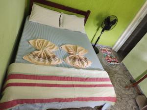 uma cama com dois cestos em cima em Pousada Sol em Cavalcante